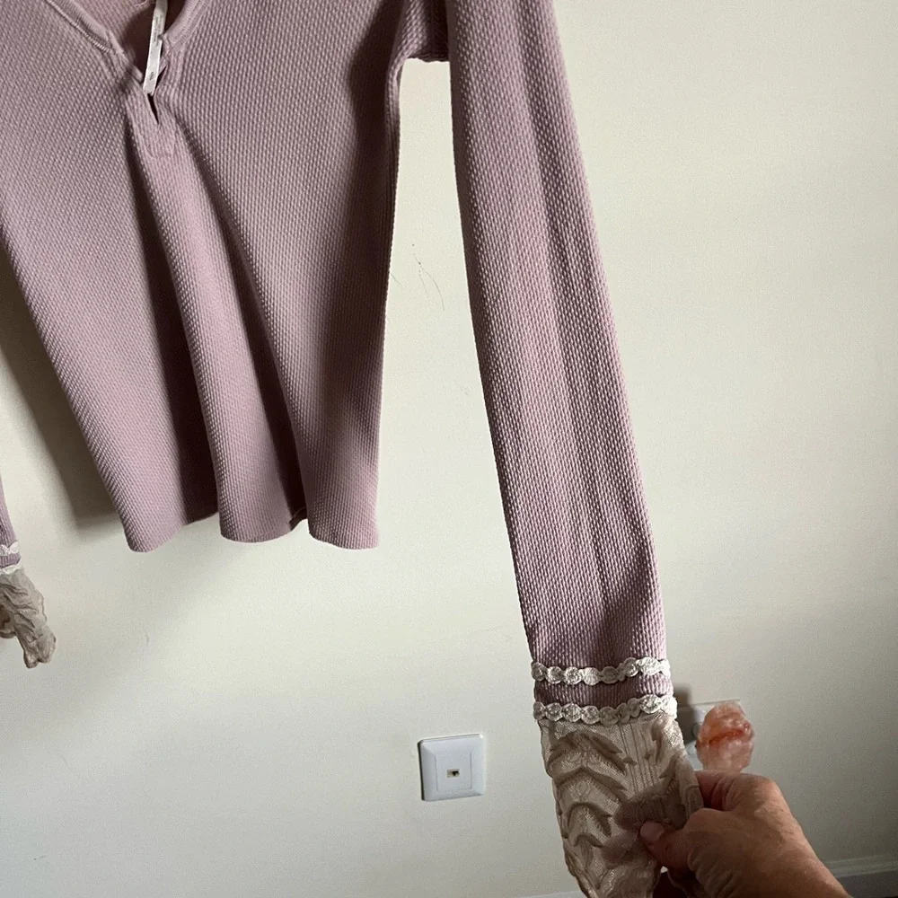 Free People Last Dance Soft Pink Thermal V Neck with Lace Sleeves Sz Small EUC